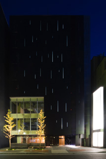 YUKIAKARI(正面・夜)・アルポリック/fr 建築用外装パネル(405/fr) YUKIAKARI(正面・夜)・アルポリック/fr 建築用外装パネル(405/fr)